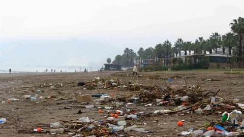 Fırtına sonrası çöpler Antalya sahiline vurdu