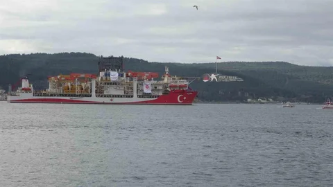 Türk Sondaj Gemisi Yıldırım Çanakkale'den Geçti