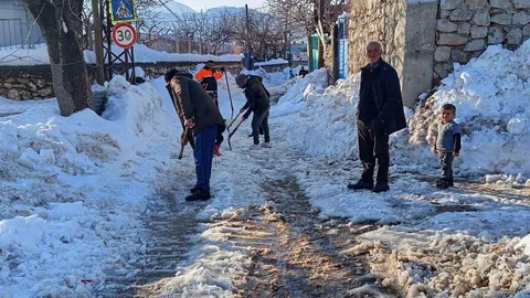 Diyarbakır'da Karla Kapanan Yollar Açıldı