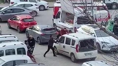 İzmir'de Polis Merkezi Önünde Darp Olayı