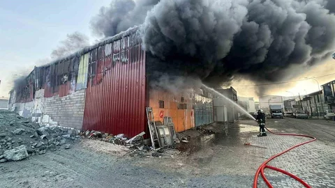 Hatay'da Yangın Sonrası Esnafın Duygusal Anları