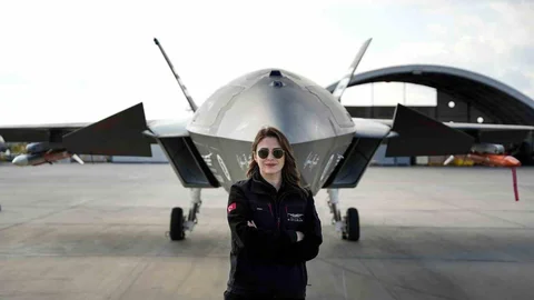 Türkiye’nin İlk Kadın İnsansız Savaş Uçağı Pilotuna Dikkat