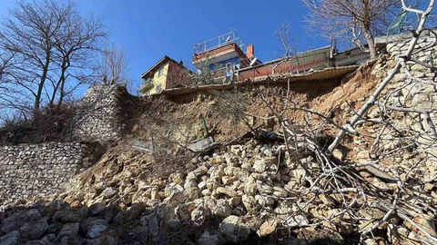 Çöken İstinat Duvarı İki Aracı Sıkıştırdı