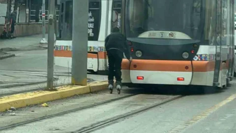 Eskişehir'de Patenli Çocuk Tramvaya Tutundu