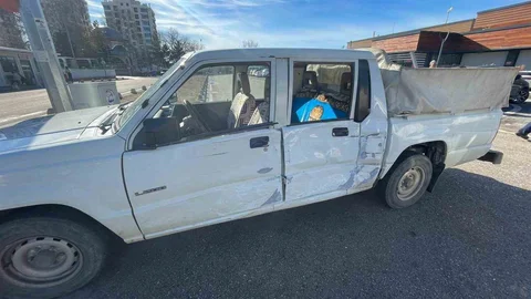 Yolcu Minibüsü ile Kamyonet Çarpıştı