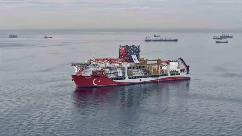 İstanbul Boğazı'nda Türk Sondaj Gemisi