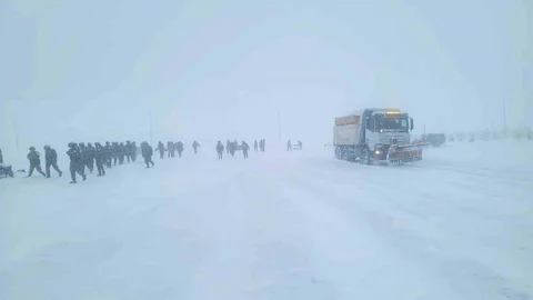 Bayburt'ta Kar Yağışı Nedeniyle Kurtarma Çalışmaları Yapıldı