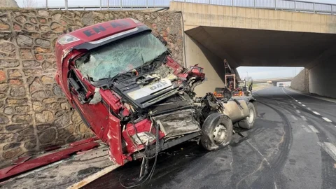 Kocaeli'de Tır Kazası Sonucu Sürücü Yaralandı