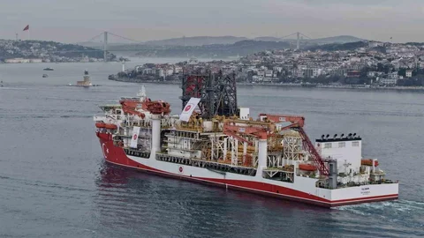 Türk Sondaj Gemisi Yıldırım İstanbul Boğazı'ndan Geçti