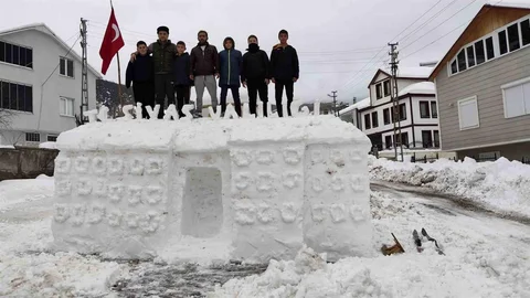 Sivas’ta Tarihi Valilik Binası Kardan Yapıldı