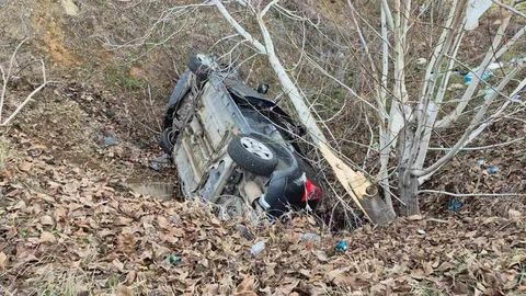 Burdur'da Otomobil Şarampole Devrildi