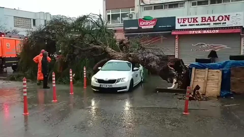 İzmir'de Sağanak ve Fırtına Trafiği Kilitledi