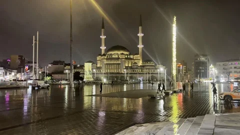 İstanbul'da Yağmur ve Fırtına Etkili Oldu