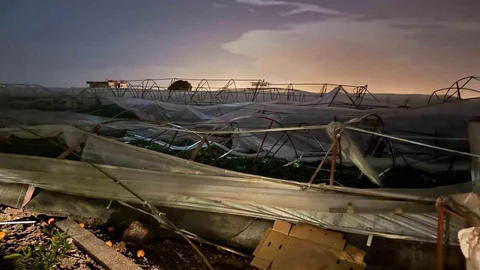 Antalya'da Hortum Seralara Zarar Verdi