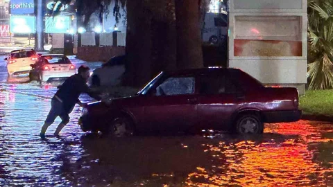 Kuşadası'nda Sağanak Yağış Sorun Yarattı