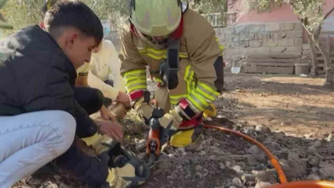 Patisi Zincire Sıkışan Köpeğe Yardım