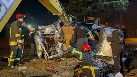 Kastamonu'da Otomobil Ağaca Çarptı