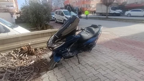 Antalya'da Motosiklet Otomobille Çarpıştı