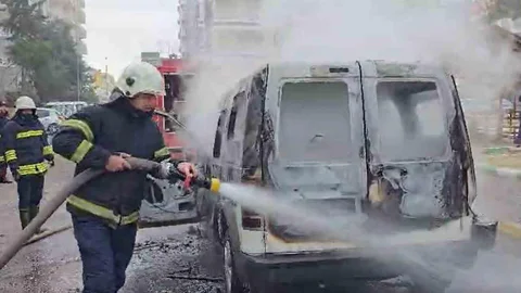 Gaziantep'te Ticari Araç Yandı