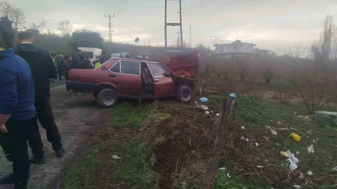 Zonguldak’ta Elektrik Direğine Çarpan Otomobilde 2 Yaralı