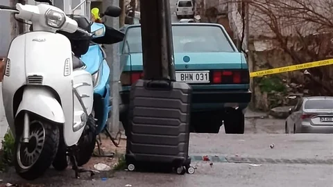 İzmir'de Şüpheli Valiz Patlatıldı