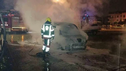 Balıkesir'de Park Halindeki Araç Yandı