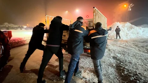 Hakkari'de Dondurucu Soğuklar Araçları Etkiledi