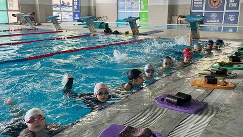 Aydın'da Çocuklar Yüzme Eğitimi Alıyor