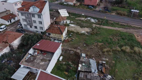 Bandırma'da Fırtına Çatı Uçurdu