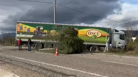 Gönen'de Tır Şarampole Savruldu