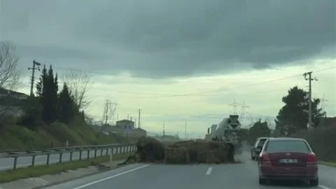 Sakarya'da Tırdan Düşen Saman Balyaları Trafiği Tehlikeye Attı