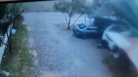 Muğla'da Fırtına Otopark Çatısını Uçurdu