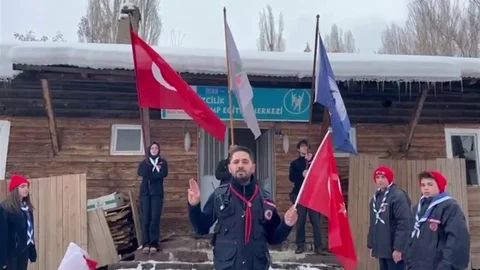 Erzurum'da İzcilerden Bayrak Yürüyüşü