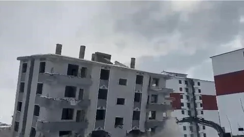 Elazığ'da Hasarlı Binanın Yıkımı Gerçekleşti