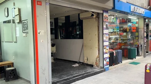 Şişli'de Otomobil Dükkanına Daldı