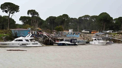 Antalya'da Aşırı Yağış ve Hortum Hasar Verdi
