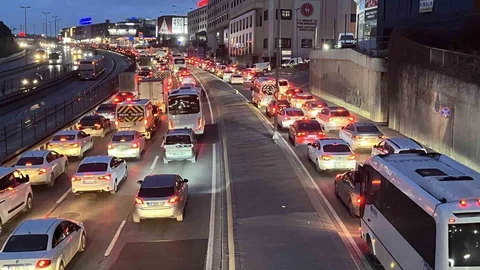 İstanbul'da Trafik Yoğunluğu Yükseldi