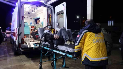 Adana'da Minibüs Devrildi, 13 Yaralı