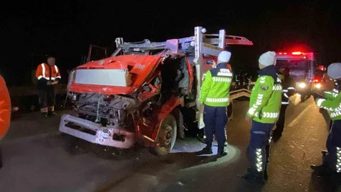 Kocaeli'de Kamyonet Tırla Çarpıştı