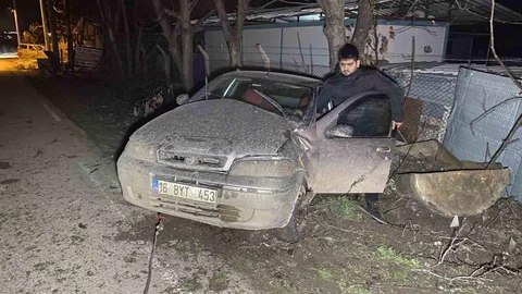 Bursa'da Kontrolden Çıkan Araç Ağaca Çarptı