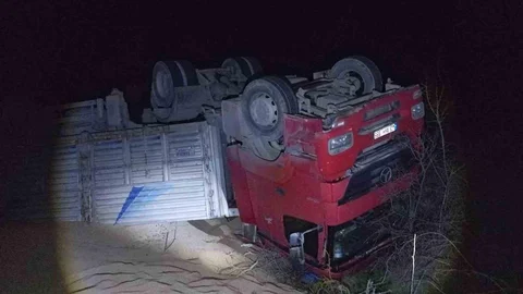 Bilecik'te Tır Devrildi, 3 Kişi Yaralandı