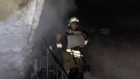 Yanan Evdeki Aile İtfaiye Tarafından Kurtarıldı