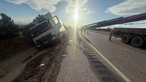 Peynir Yüklü Kamyon Yan Yattı