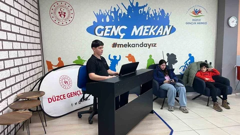 Düzce'de Gençlerden Piyano Performansı