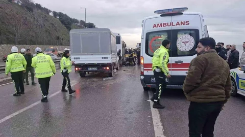 Kocaeli'de 3 Araçlı Zincirleme Kaza