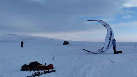 Çıldır Gölü'nde Paraşütle Uçuş Heyecanı