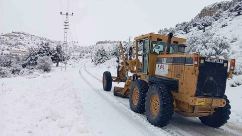 Mersin’de Karla Mücadele Devam Ediyor