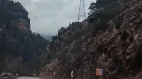 Saimbeyli'de Yola Kaya Düştü