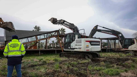 Sapanca Gölü'nde Kaçak Yapılar Yıkılıyor