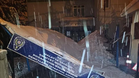 Malatya'da Sundurma Çöktü